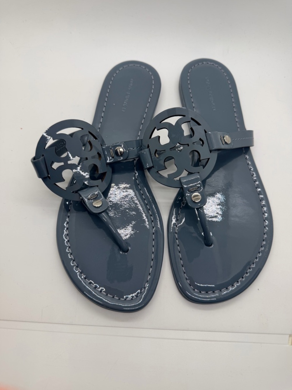 New Tory Burch Miller Patent Leather Sandals in Malta Gray Size 7.5 - Picture 5 of 12
